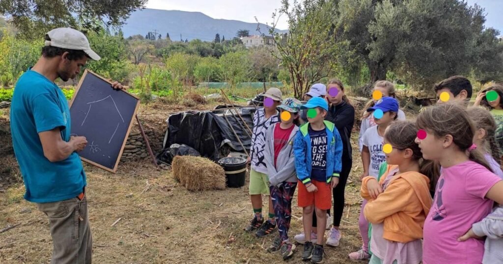 Εκπαιδευτική δραστηριότητα στη Livada Farm, όπου τα παιδιά παρακολουθούν μάθημα για τη φύση και τις καλλιέργειες.